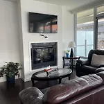 Spacious Downtown 2 Bedroom Condo With Pool And Air Conditioning