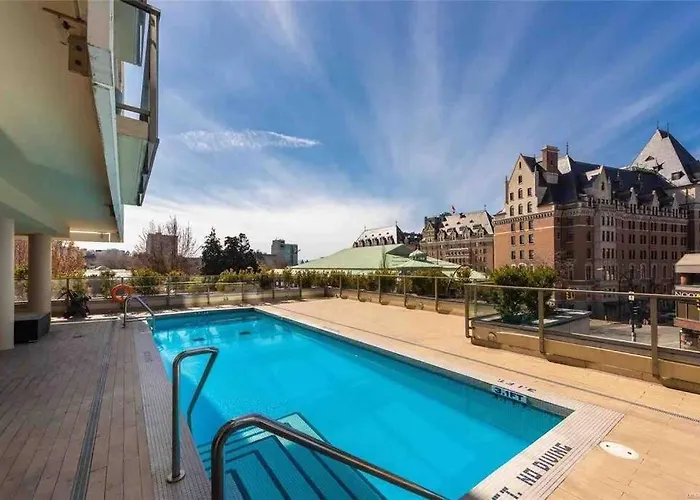 Spacious Downtown 2 Bedroom Condo With Pool And Air Conditioning
