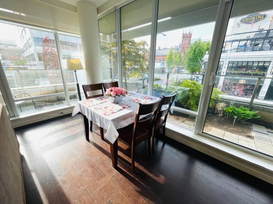 Spacious Downtown 2 Bedroom With Pool And Air Conditioning Apartment *