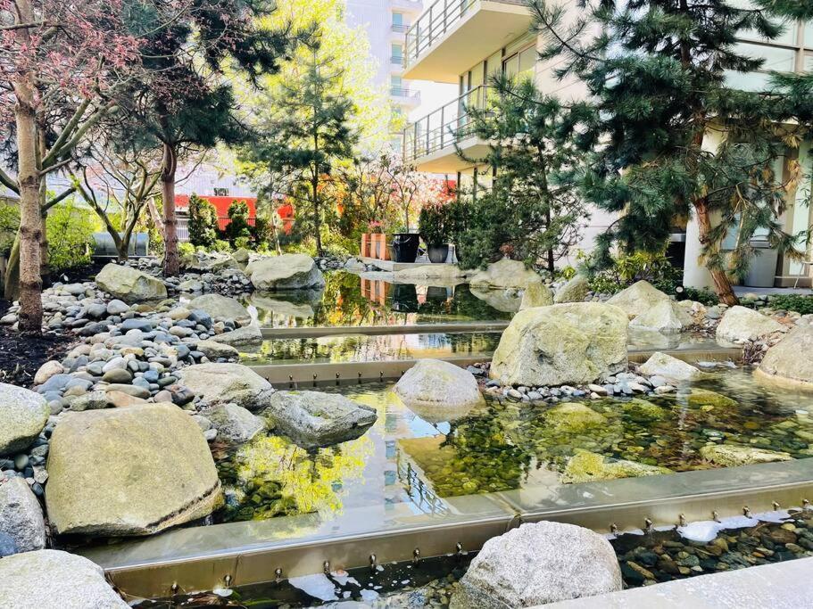 Spacious Downtown 2 Bedroom With Pool And Air Conditioning *