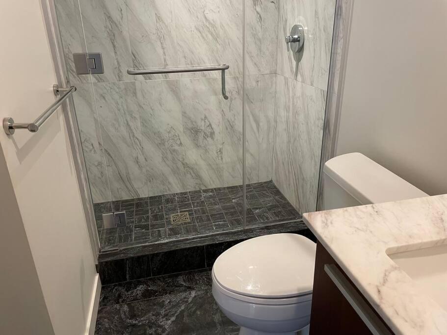 Spacious Downtown 2 Bedroom With Pool And Air Conditioning * Victoria