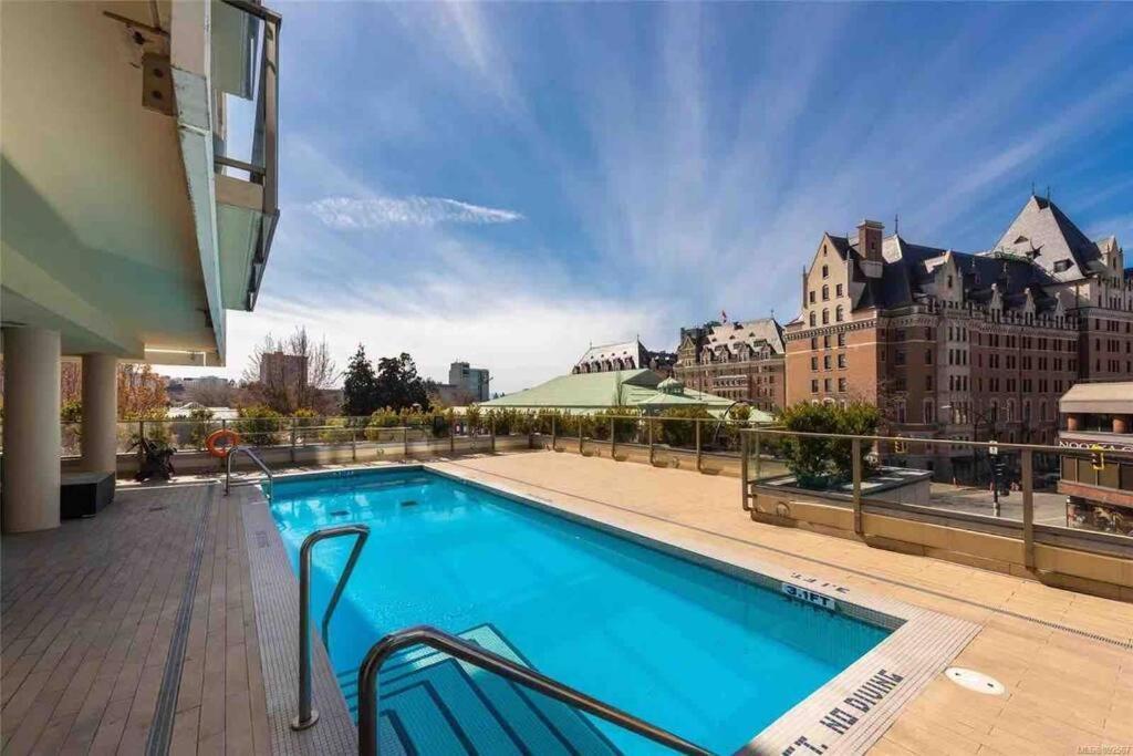 Apartment Spacious Downtown 2 Bedroom With Pool And Air Conditioning