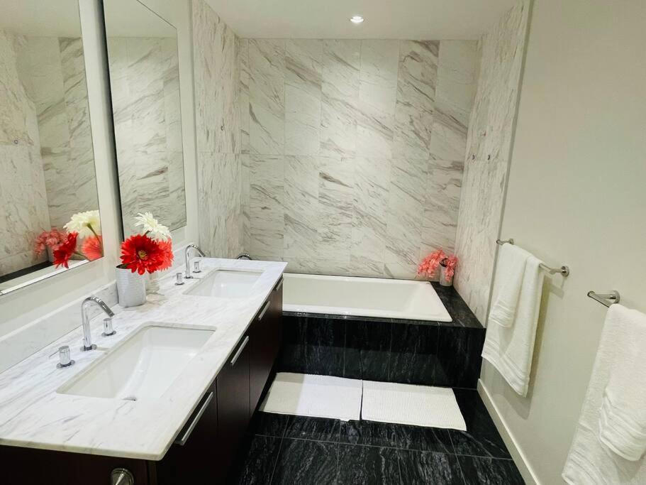 Apartment Spacious Downtown 2 Bedroom With Pool And Air Conditioning *