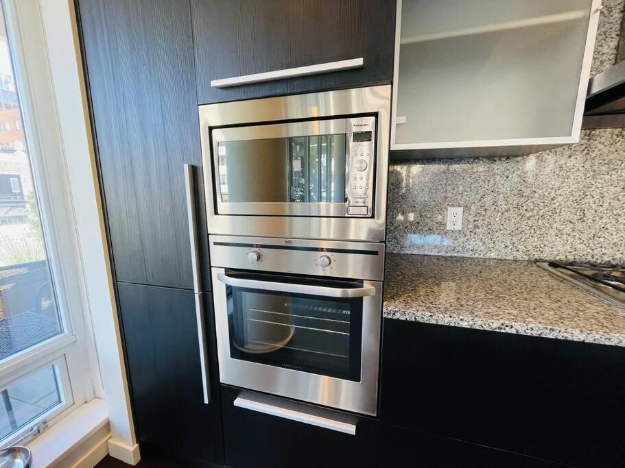 Spacious Downtown 2 Bedroom With Pool And Air Conditioning Apartment Victoria