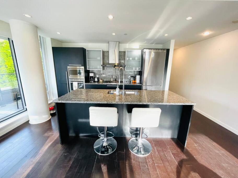 Spacious Downtown 2 Bedroom With Pool And Air Conditioning * Victoria